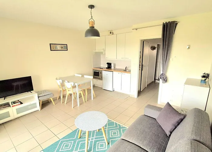 Au Rez-de-chaussee Avec Terrasse Degagee - Fr-1-675-56 Apartment